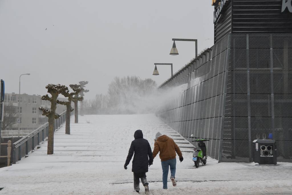 Nederland ontwaakt onder deken van sneeuw
