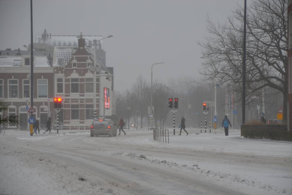 Nederland ontwaakt onder deken van sneeuw