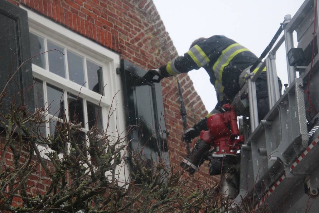 Luifel hangt los aan woning