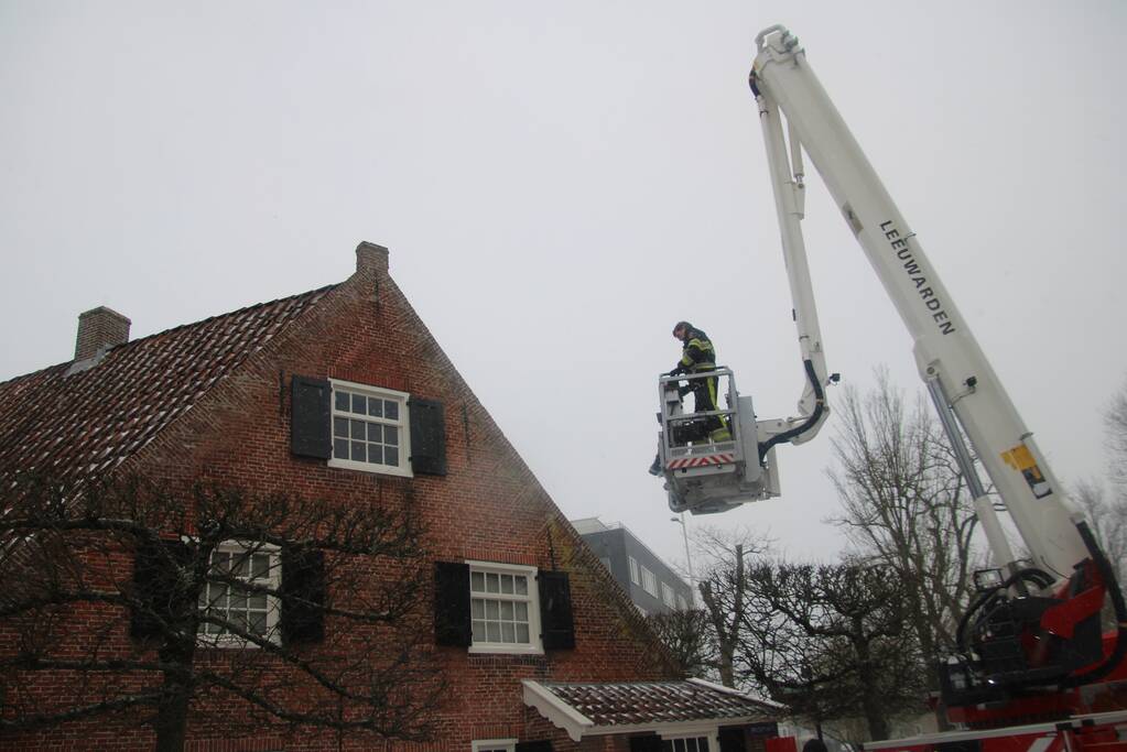 Luifel hangt los aan woning