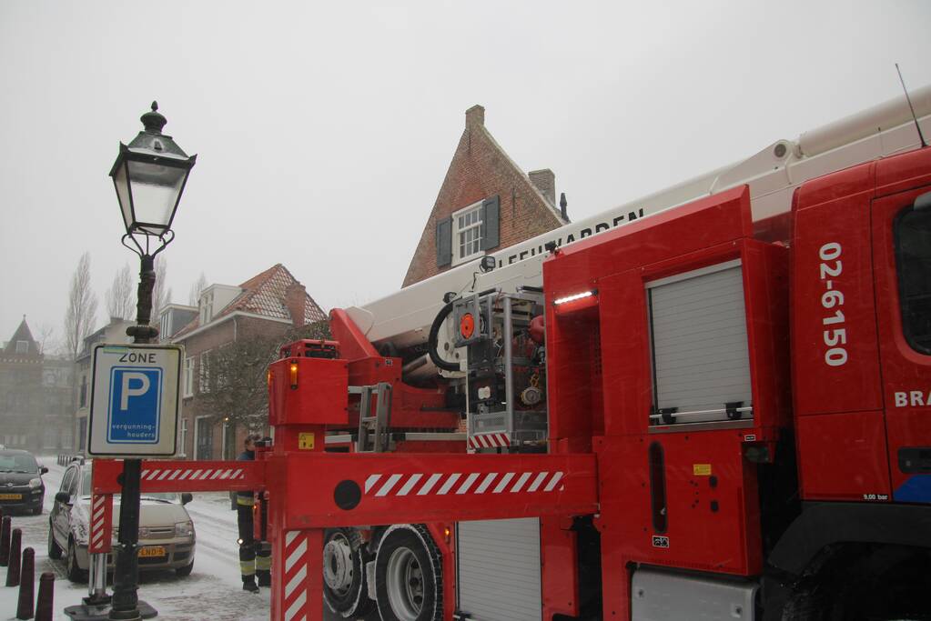 Luifel hangt los aan woning