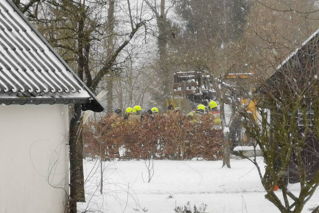 Bulldozer zet paard weer op zijn benen