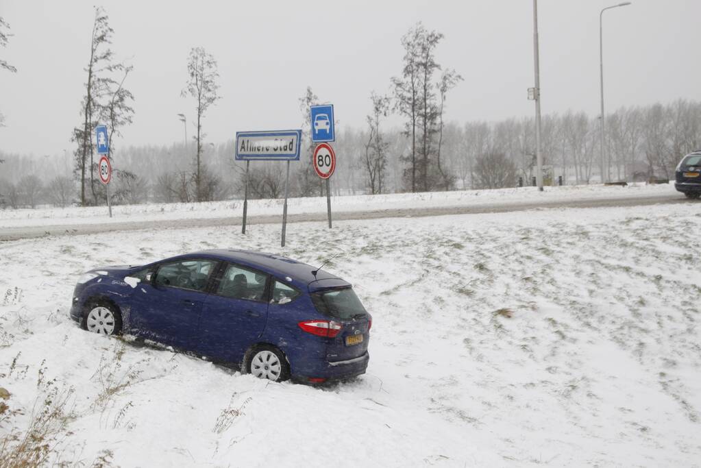 Auto raakt van de weg door gladheid