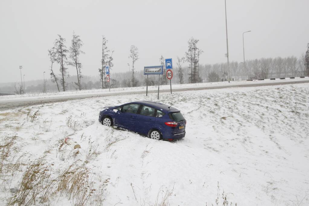 Auto raakt van de weg door gladheid