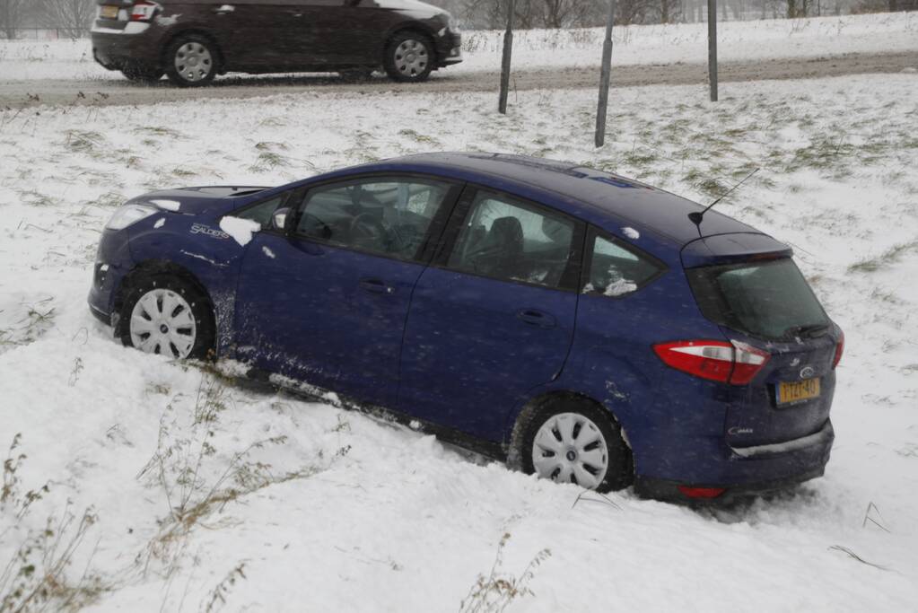 Auto raakt van de weg door gladheid