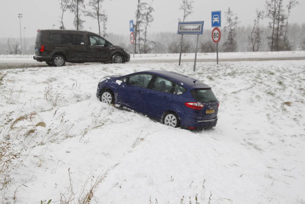 Auto raakt van de weg door gladheid