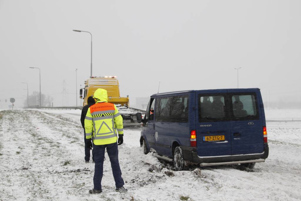 Auto glijdt van weg en komt vast te zitten