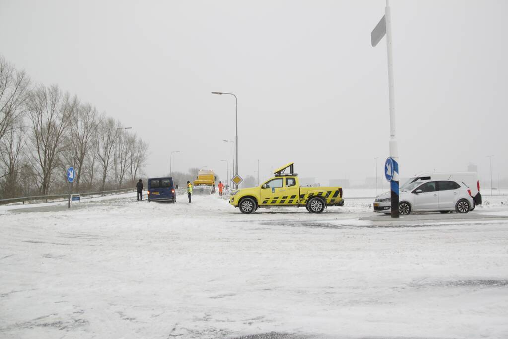 Auto glijdt van weg en komt vast te zitten
