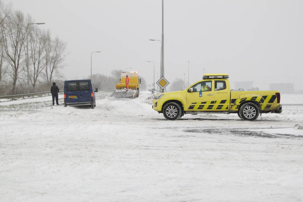 Auto glijdt van weg en komt vast te zitten