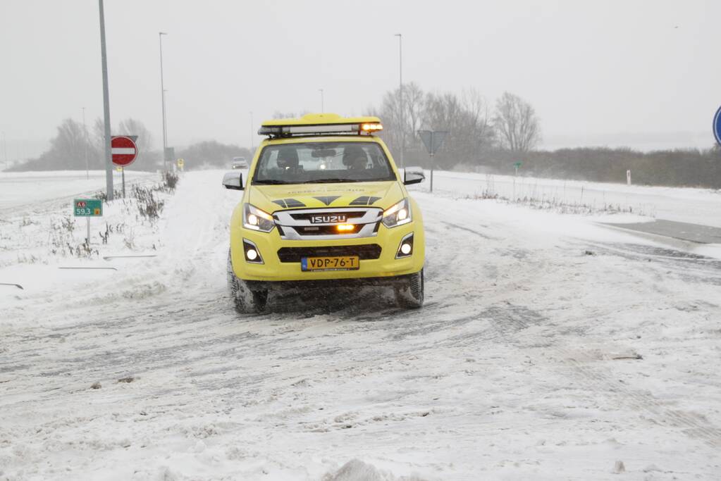 Auto glijdt van weg en komt vast te zitten