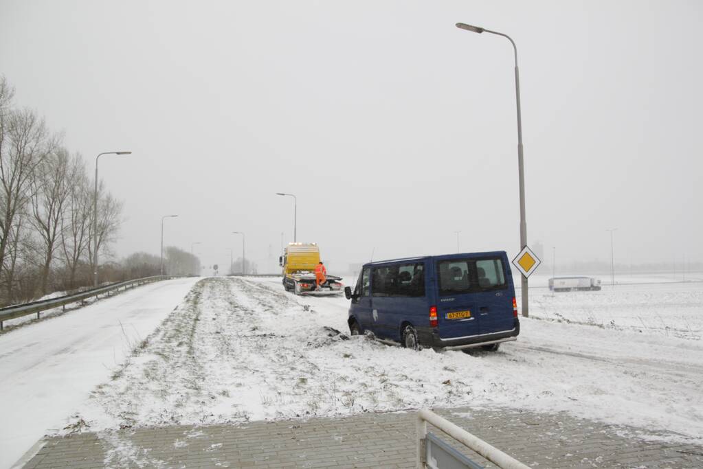 Auto glijdt van weg en komt vast te zitten