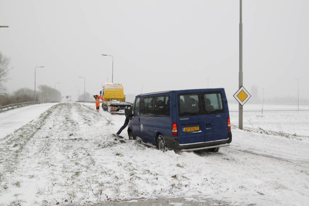 Auto glijdt van weg en komt vast te zitten