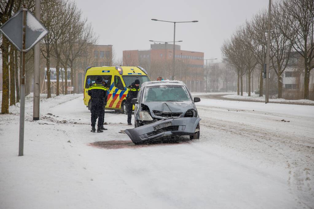 Auto glijdt en botst op boom
