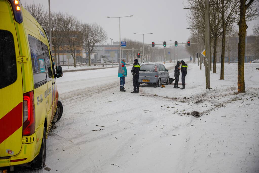 Auto glijdt en botst op boom