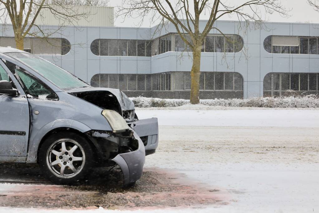 Auto glijdt en botst op boom