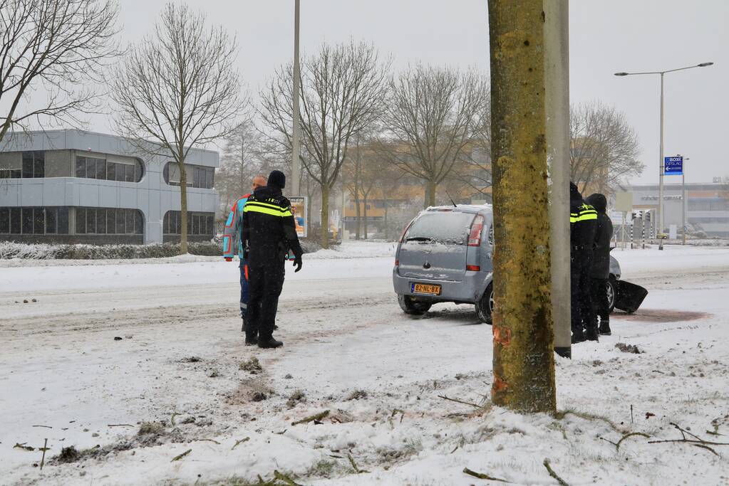 Auto glijdt en botst op boom