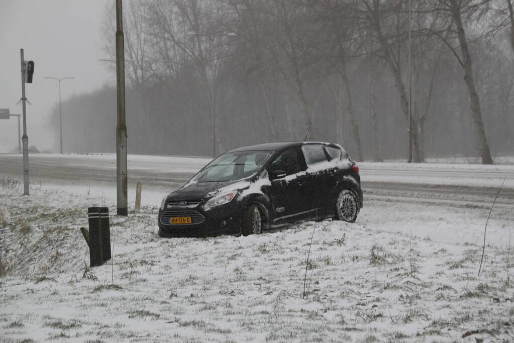 Auto naast de weg en vast in sneeuw