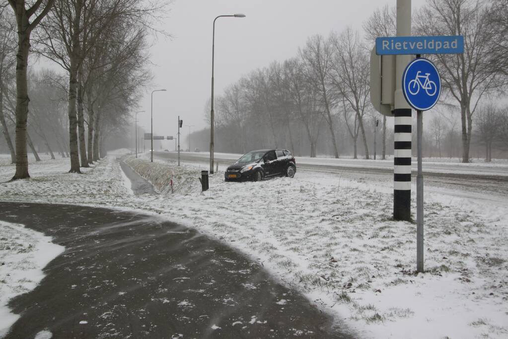 Auto naast de weg en vast in sneeuw