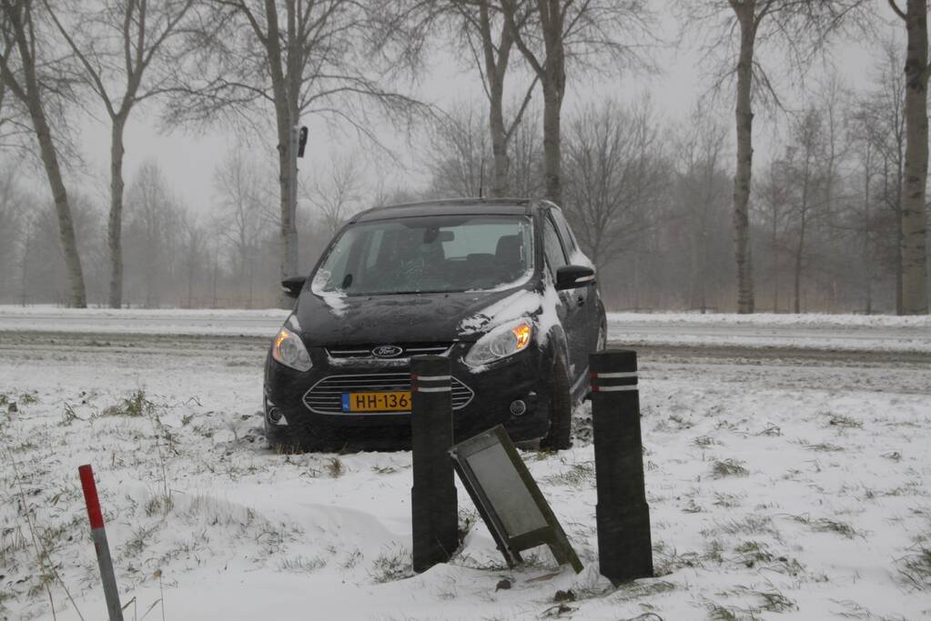 Auto naast de weg en vast in sneeuw