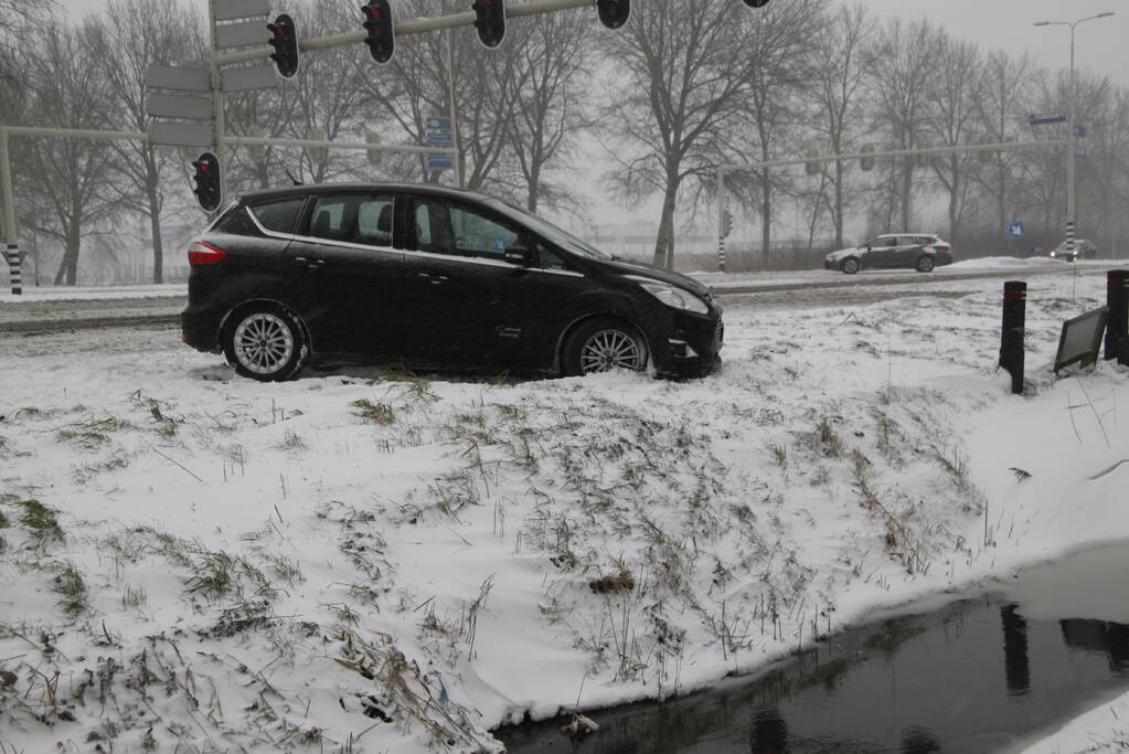 Auto naast de weg en vast in sneeuw