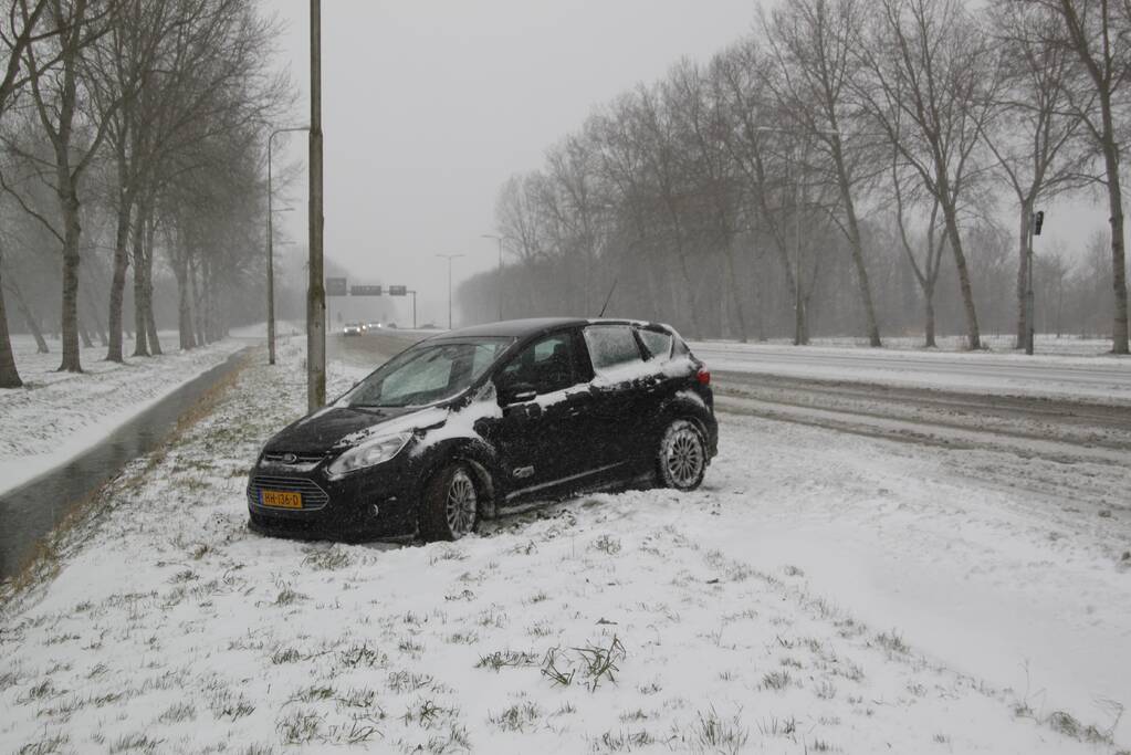 Auto naast de weg en vast in sneeuw