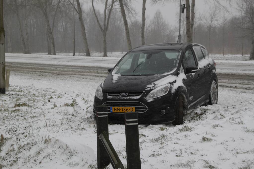 Auto naast de weg en vast in sneeuw