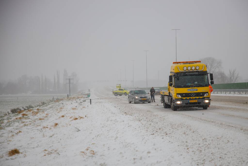 Auto's op elkaar bij glijpartij