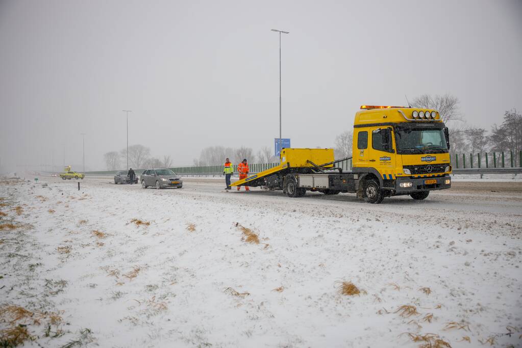 Auto's op elkaar bij glijpartij