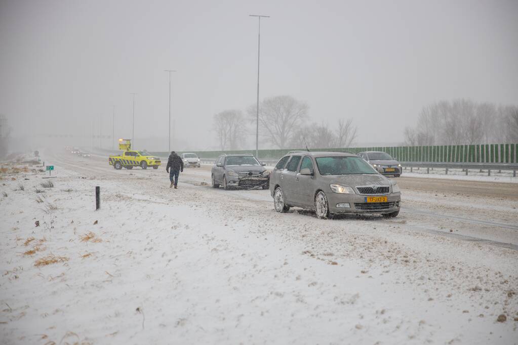 Auto's op elkaar bij glijpartij