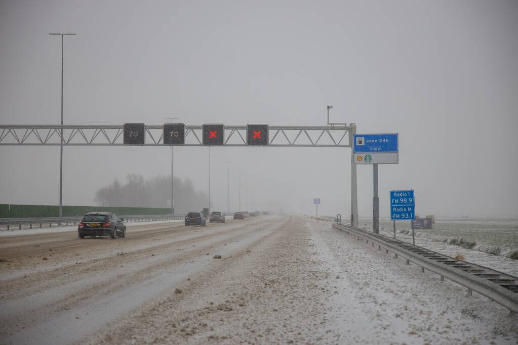 Auto's op elkaar bij glijpartij