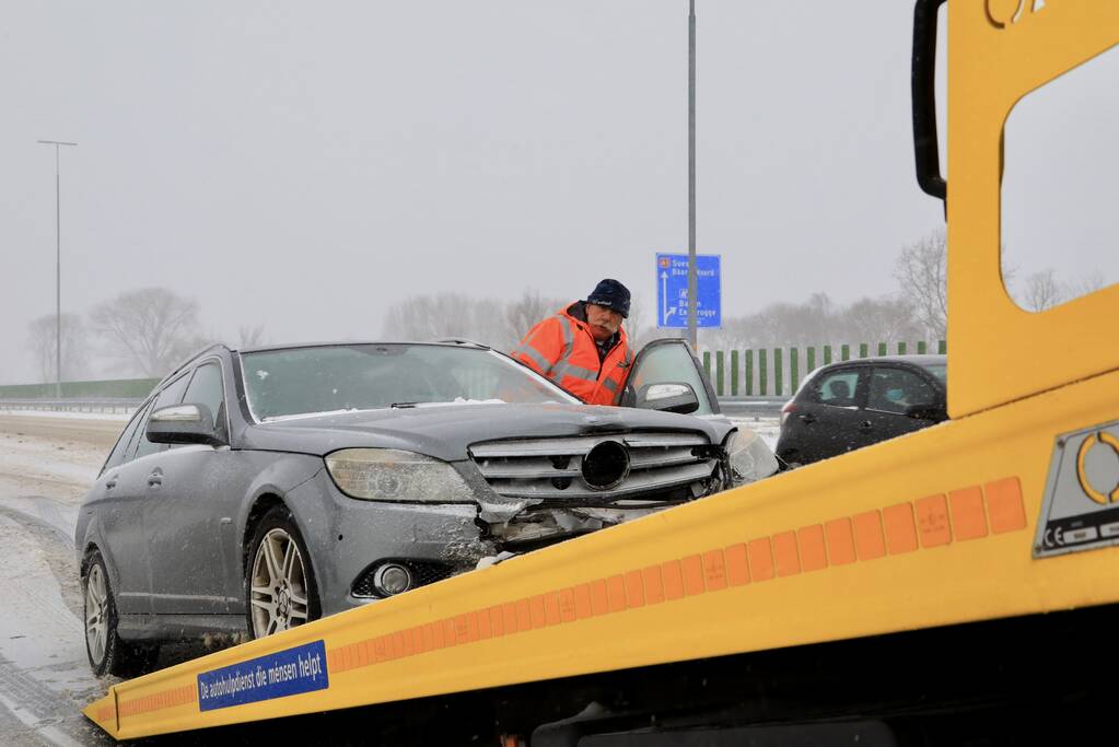Auto's op elkaar bij glijpartij