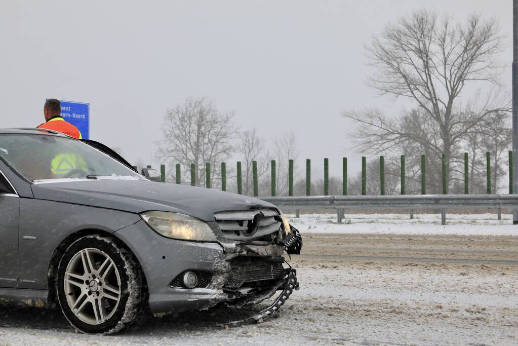 Auto's op elkaar bij glijpartij