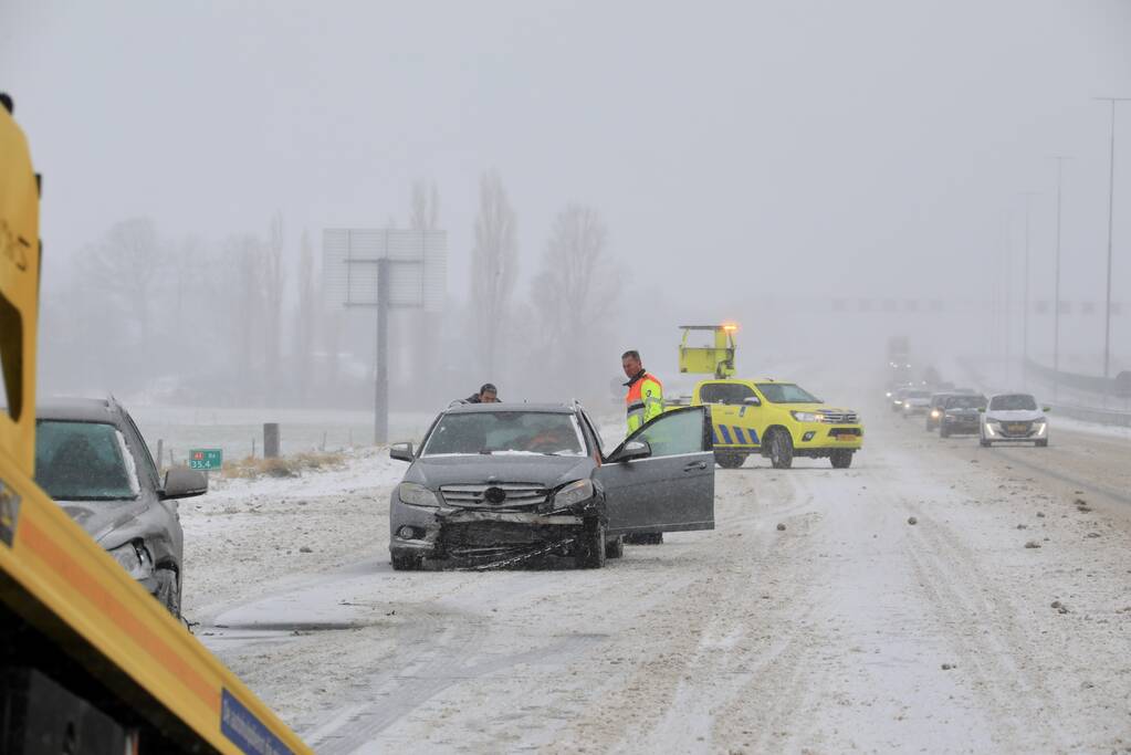 Auto's op elkaar bij glijpartij
