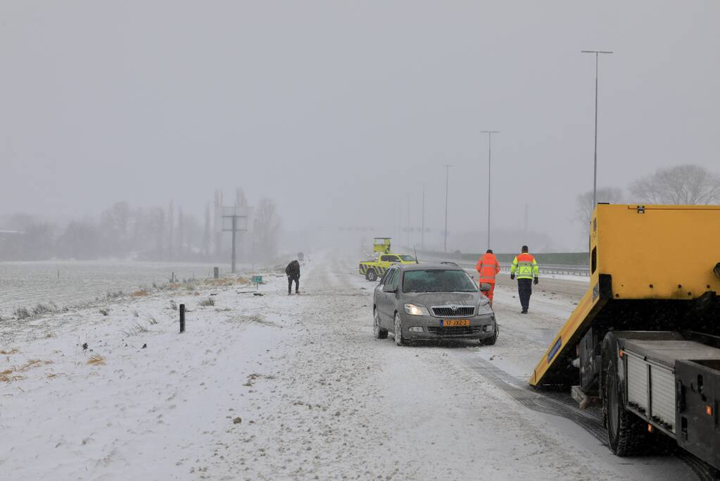 Auto's op elkaar bij glijpartij
