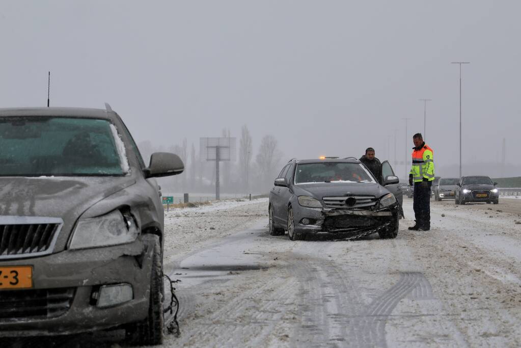 Auto's op elkaar bij glijpartij