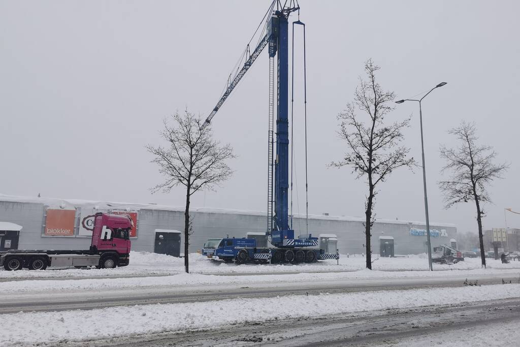 Daken bedrijfspanden sneeuwvrij gemaakt