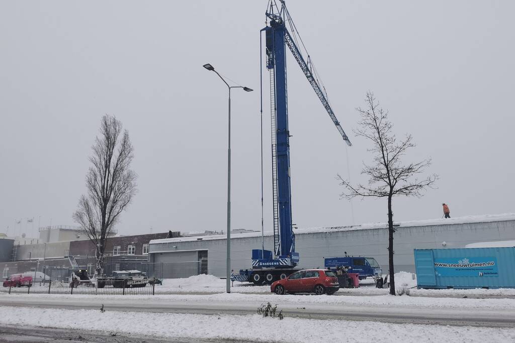 Daken bedrijfspanden sneeuwvrij gemaakt