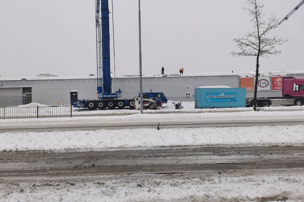Daken bedrijfspanden sneeuwvrij gemaakt