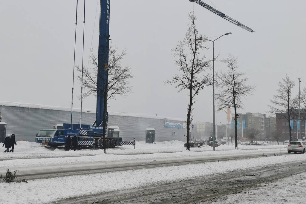 Daken bedrijfspanden sneeuwvrij gemaakt