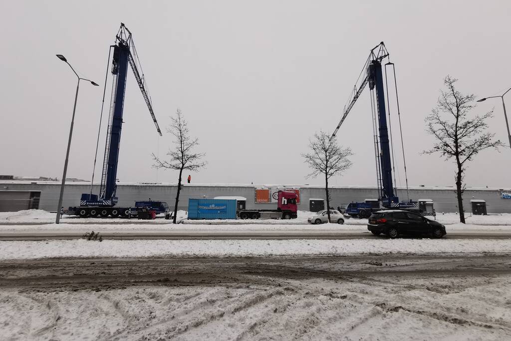 Daken bedrijfspanden sneeuwvrij gemaakt