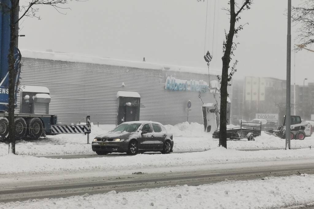 Daken bedrijfspanden sneeuwvrij gemaakt