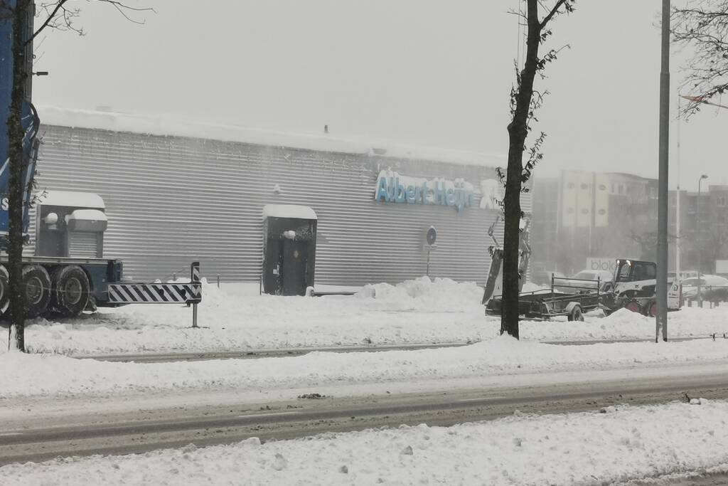 Daken bedrijfspanden sneeuwvrij gemaakt