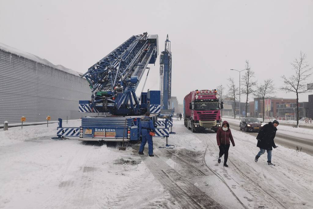 Daken bedrijfspanden sneeuwvrij gemaakt