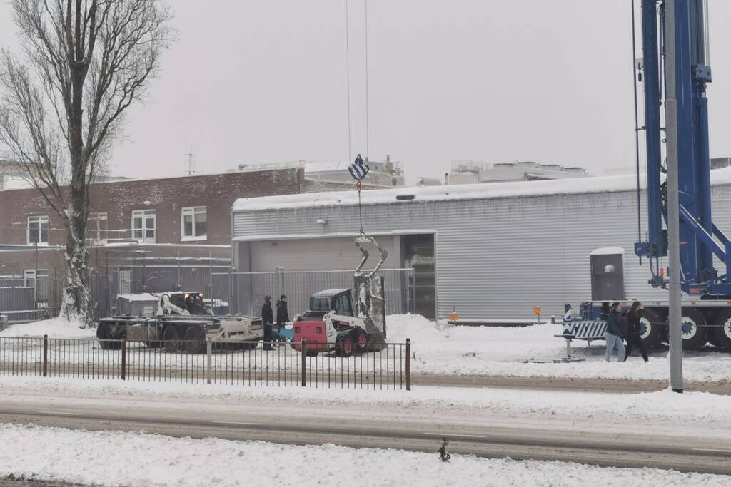 Daken bedrijfspanden sneeuwvrij gemaakt