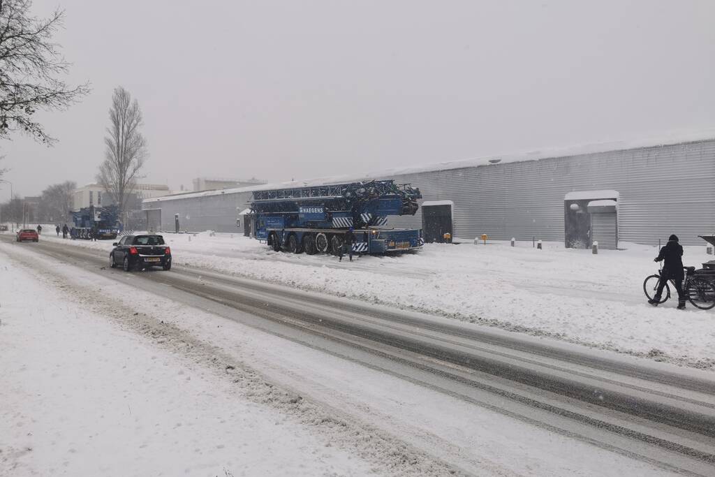 Daken bedrijfspanden sneeuwvrij gemaakt