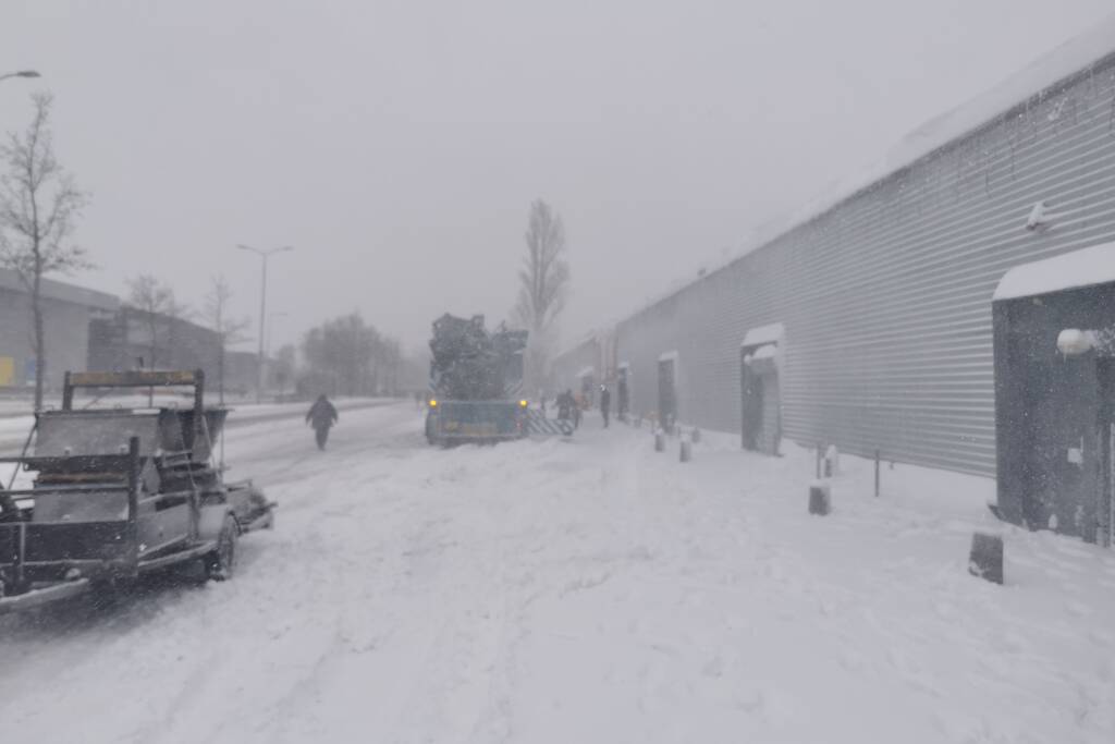 Daken bedrijfspanden sneeuwvrij gemaakt