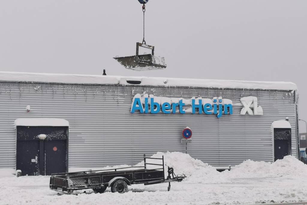 Daken bedrijfspanden sneeuwvrij gemaakt