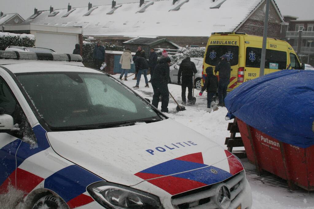 Buurtbewoners helpen ambulance de weg op