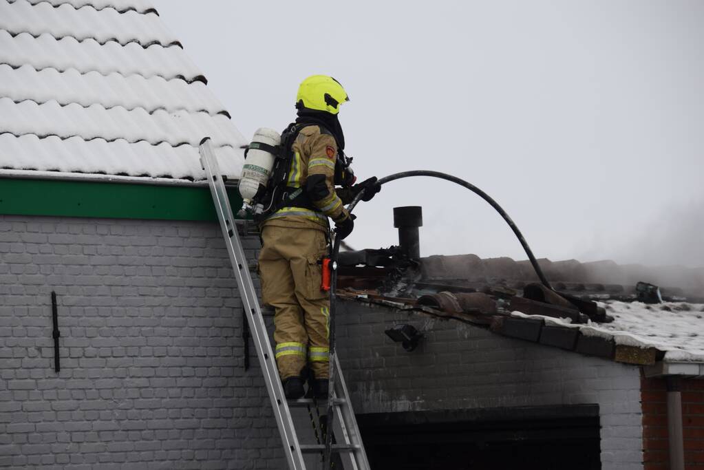 Brand in garage door houtkachel