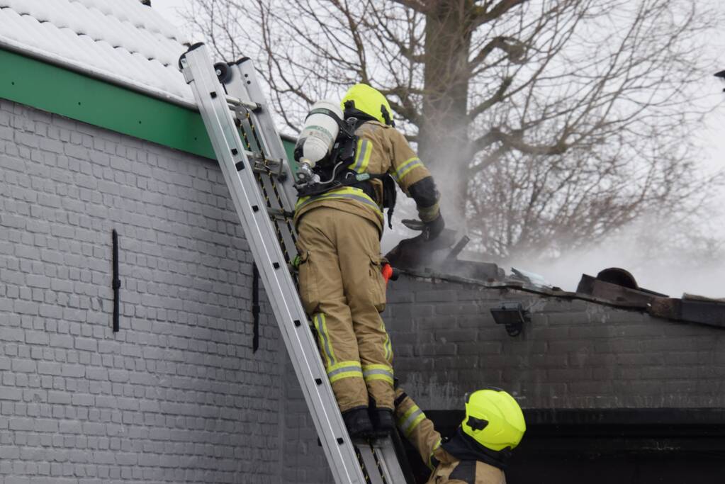 Brand in garage door houtkachel